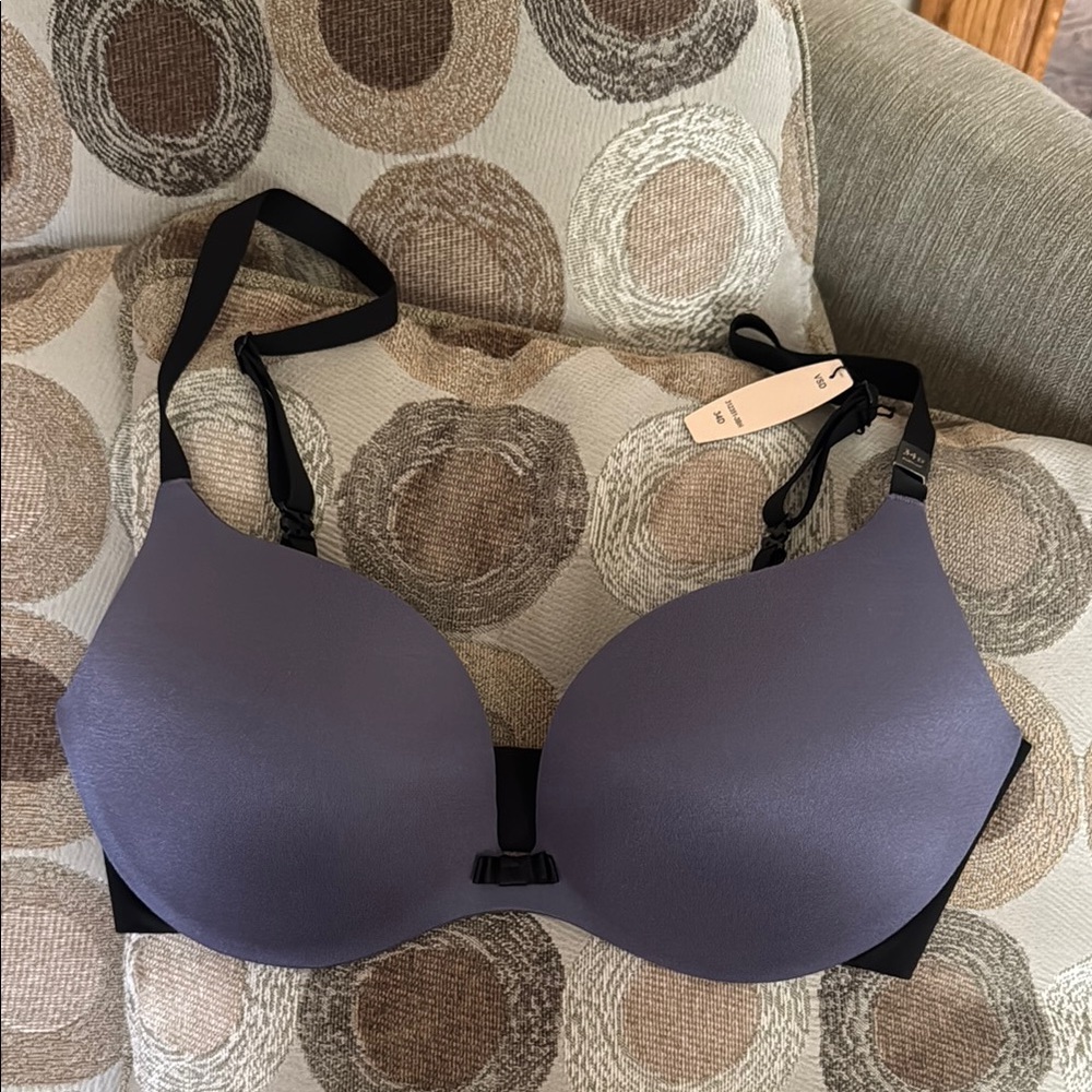 NWT VS Incredible Plunge Push Up Padded Bra Victoria Secret 34D Purple withBlack